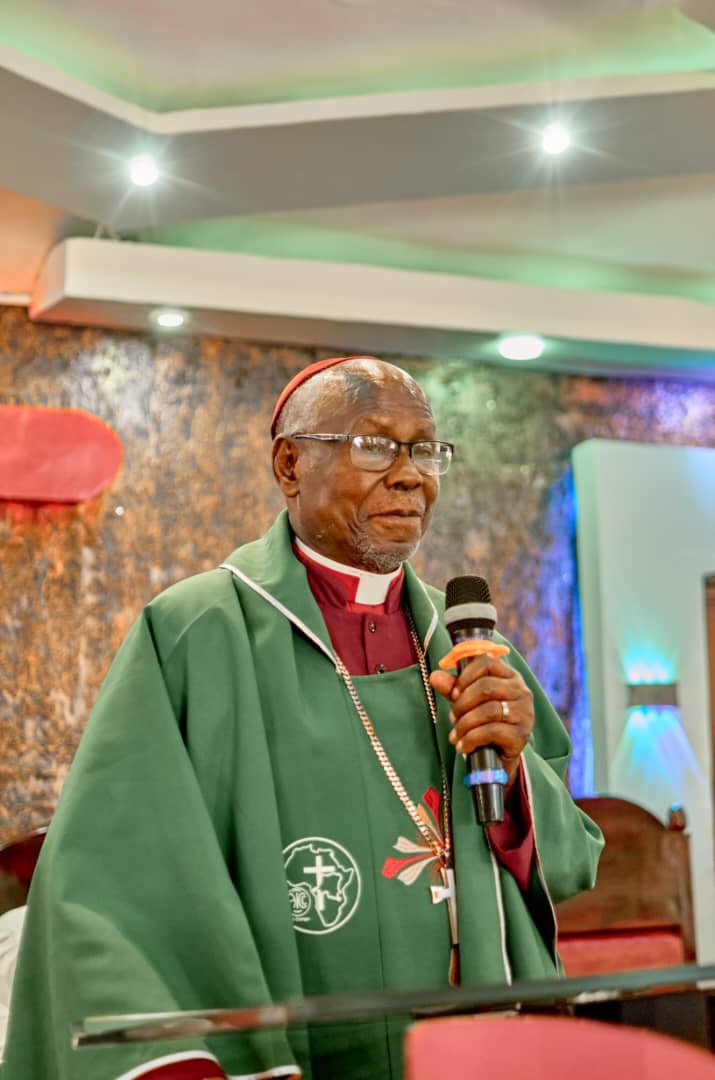 Monseigneur UKUONZI Ezrom Evêque du Diocèse de Monts-bleus